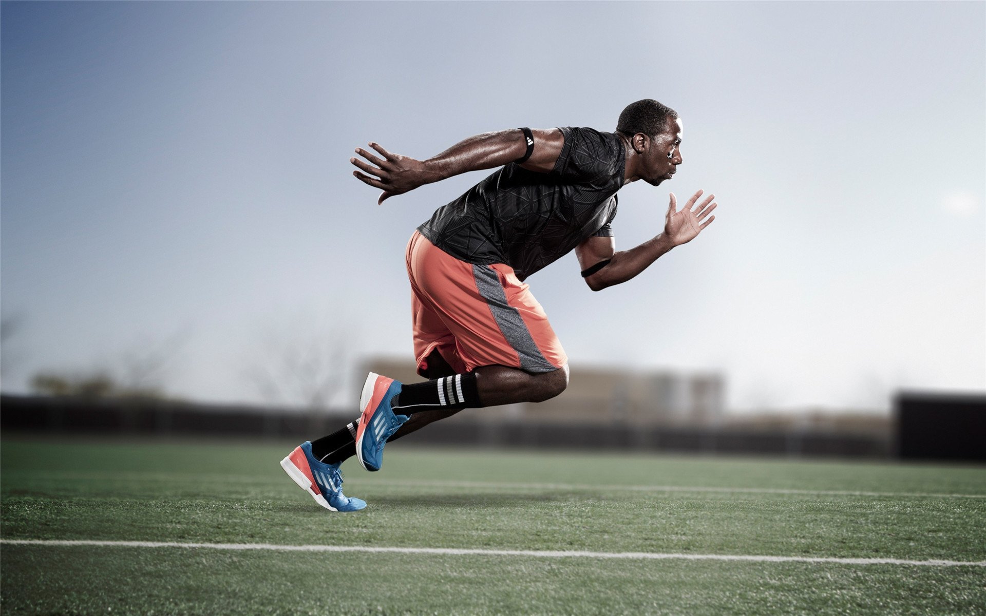 中后卫训练中完成跨区长传,反击速度显著提升